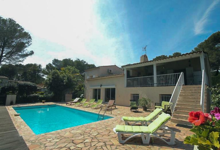 Location vacances Antibes: A 3 km d'Antibes et 1,2 km de la mer, sur la commune de Juan les Pins